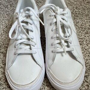 Nike White Court Legacy / Boys size 6 Youth